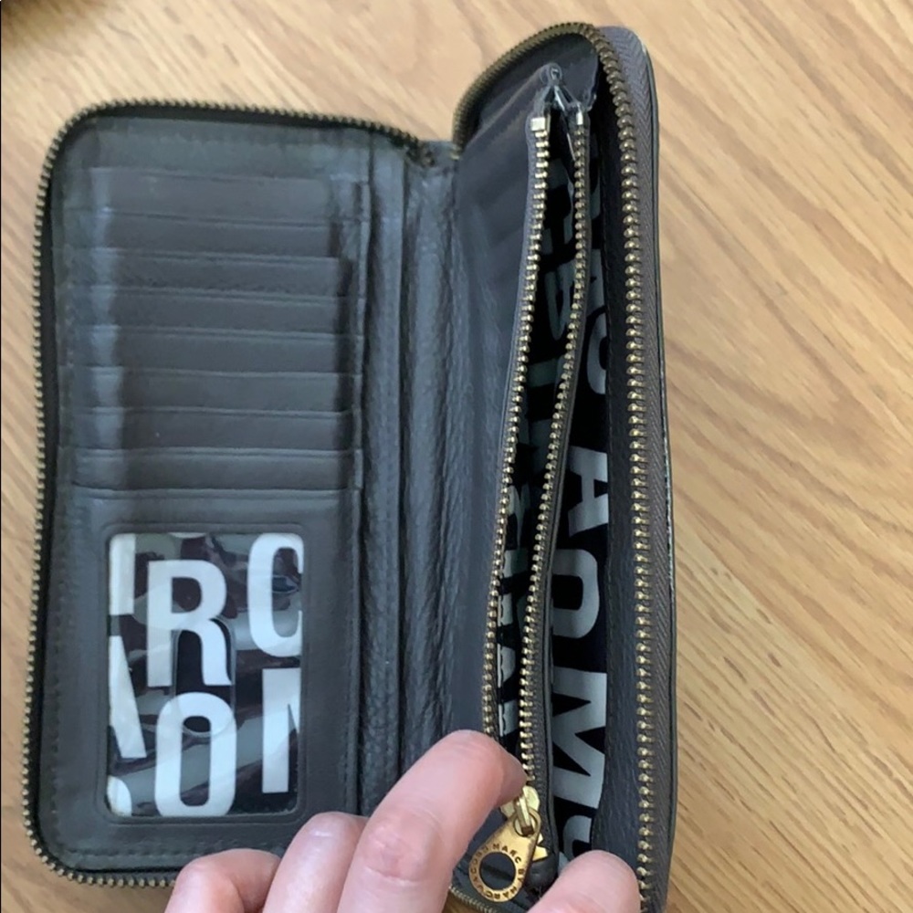MARC JACOBS leather zip around wallet - Picture 4 of 5